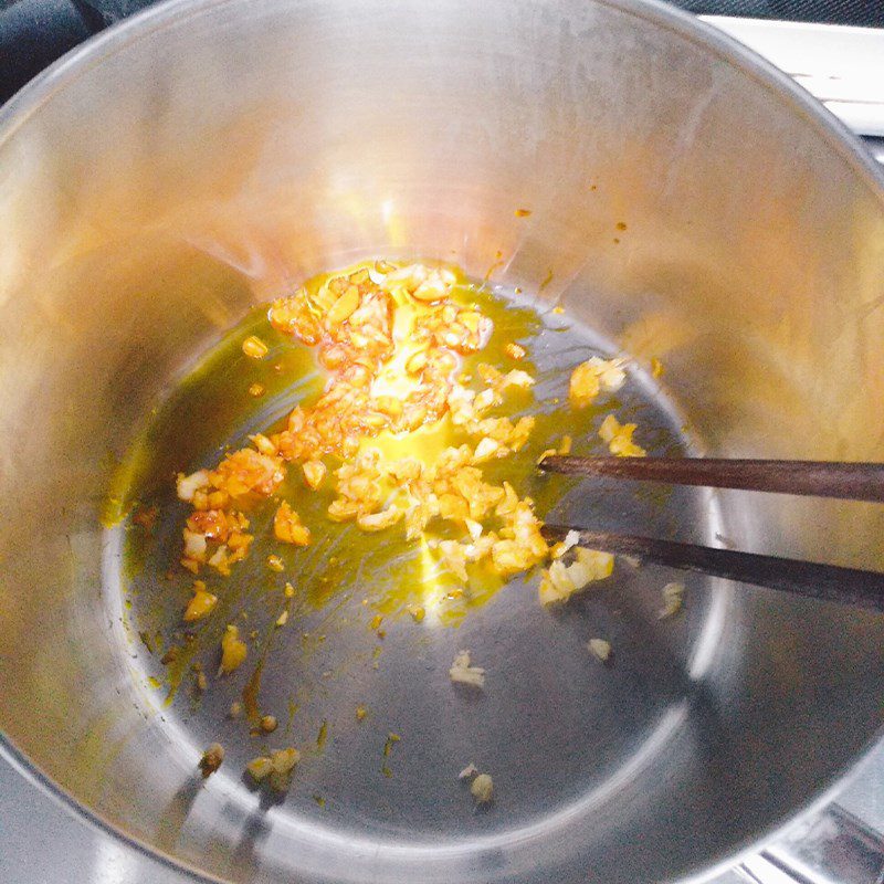 Step 2 Marinate the fish for mackerel braised with pickled vegetables