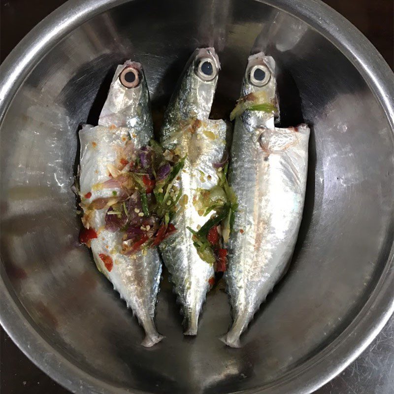 Step 2 Marinate the fish for Mackerel stewed with tomatoes