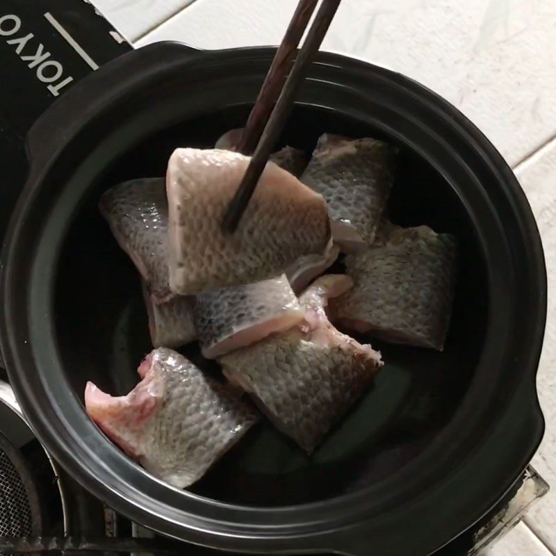 Step 2 Marinate the fish Snakehead fish stewed with turmeric