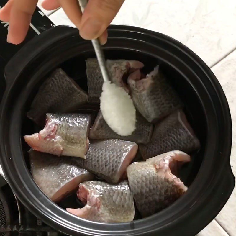 Step 2 Marinate the fish Snakehead fish stewed with turmeric