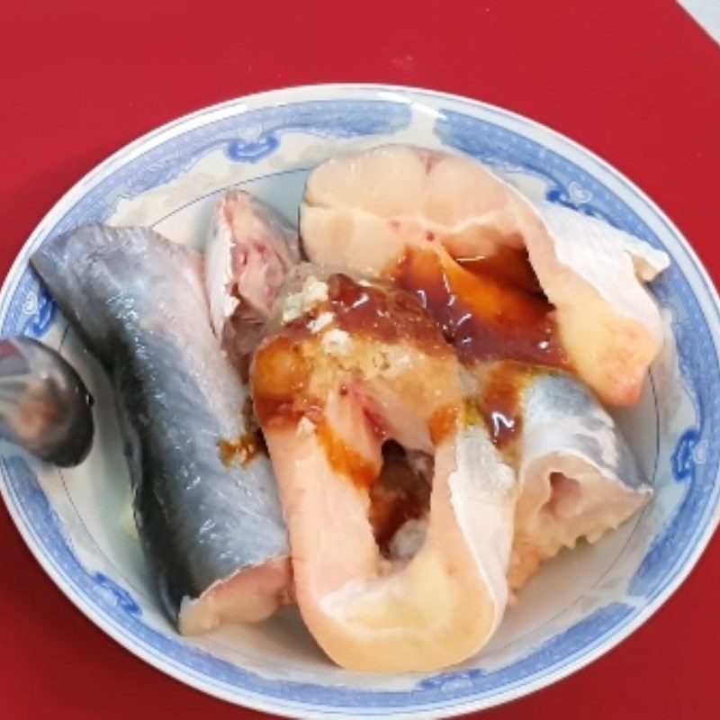 Step 2 Marinate the fish Catfish braised with fermented soybeans