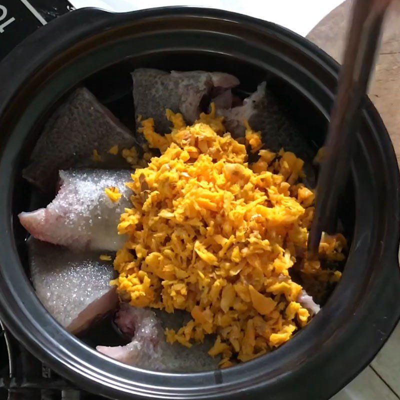 Step 2 Marinate the fish Snakehead fish stewed with turmeric