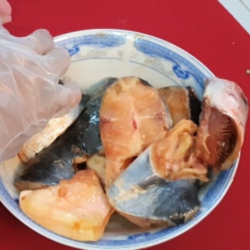 Step 2 Marinate the fish Catfish braised with fermented soybeans