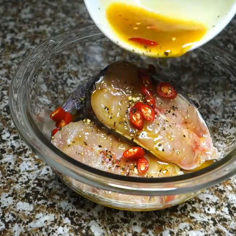 Step 3 Marinate the fish Catfish braised with turmeric