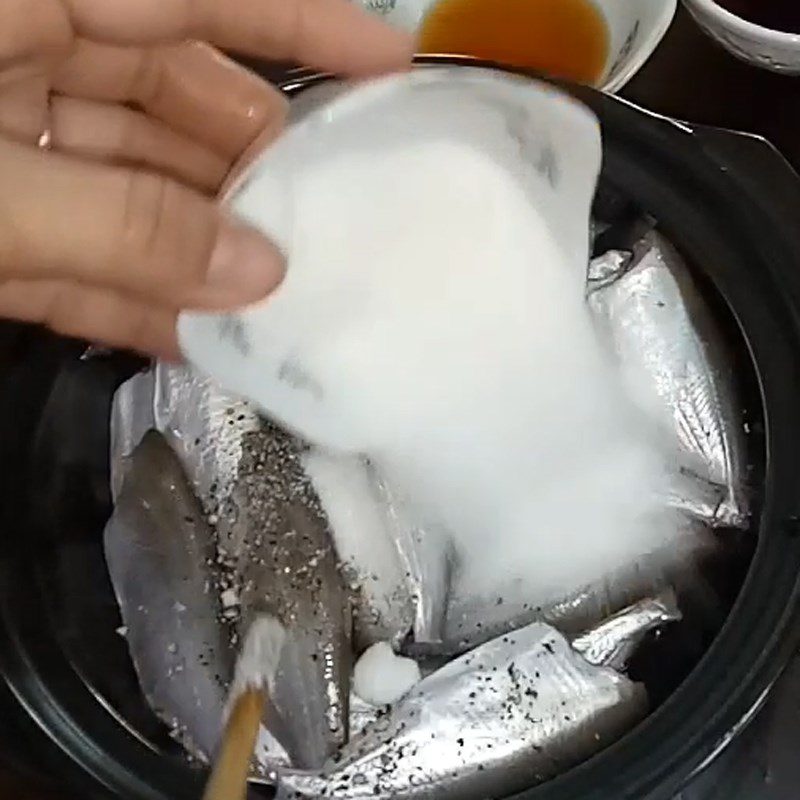 Step 2 Marinate the fish Catfish braised with pepper and oyster sauce