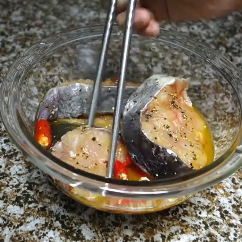 Step 3 Marinate the fish Catfish braised with turmeric