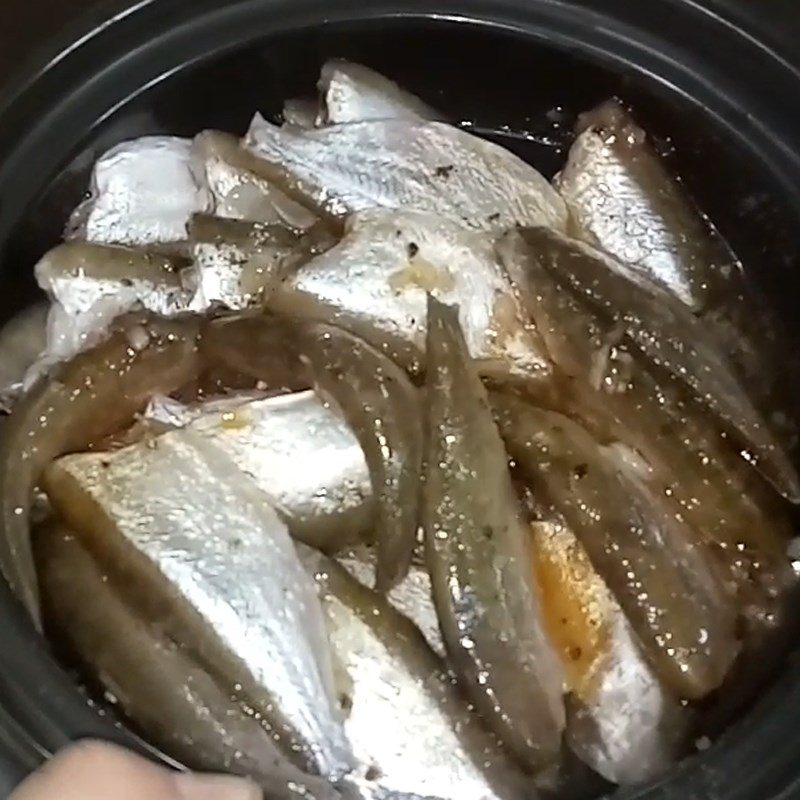 Step 2 Marinate the fish Catfish braised with pepper and oyster sauce