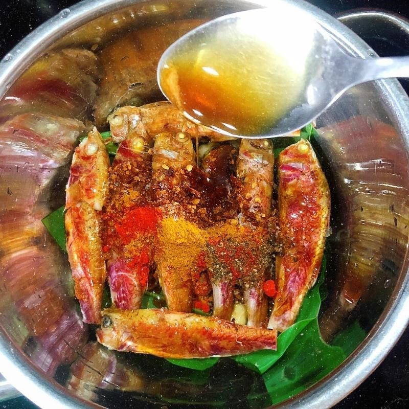 Step 2 Marinate the fish for Braised Fish with Turmeric Leaves and Brown Sugar