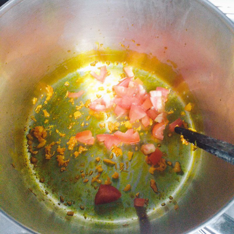 Step 2 Marinate the fish for mackerel braised with pickled vegetables