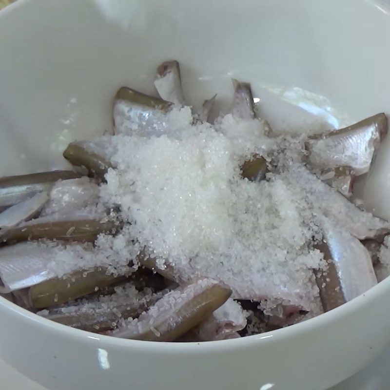 Step 3 Marinate the fish Fish simmered with pepper, garlic, and chili