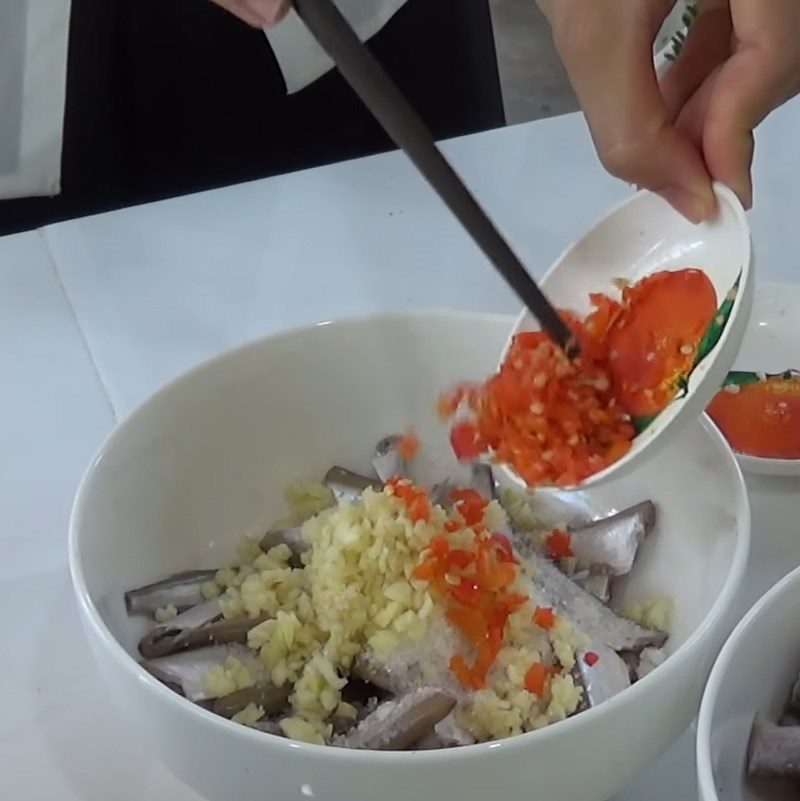 Step 3 Marinate the fish Fish simmered with pepper, garlic, and chili