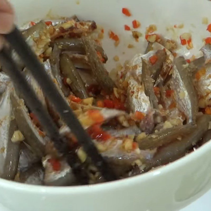 Step 3 Marinate the fish Fish simmered with pepper, garlic, and chili