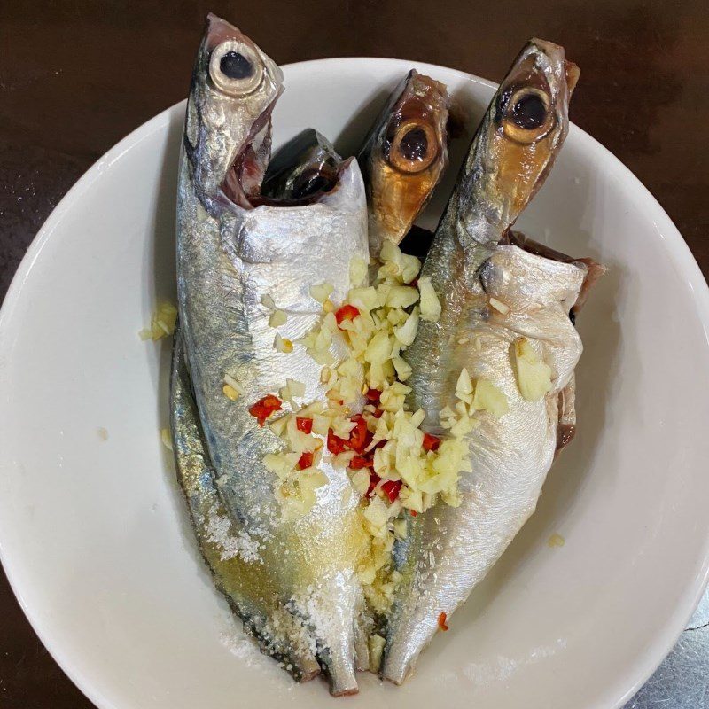 Step 2 Marinate the fish for Mackerel braised with garlic and chili