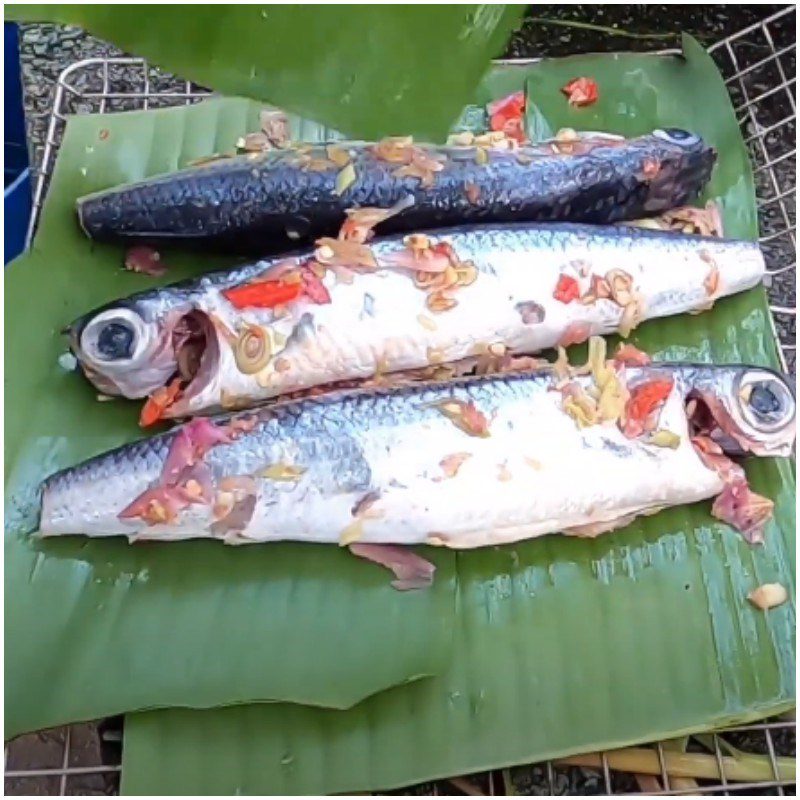 Step 2 Marinate the fish Grilled fish with garlic and chili