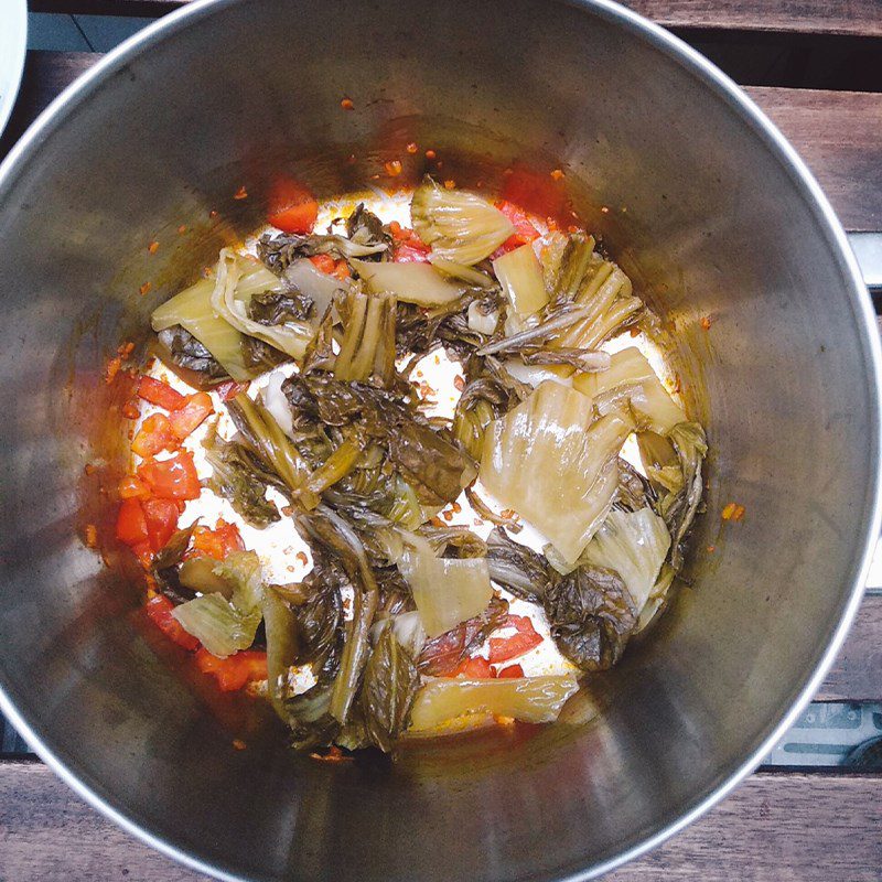 Step 2 Marinate the fish for mackerel braised with pickled vegetables