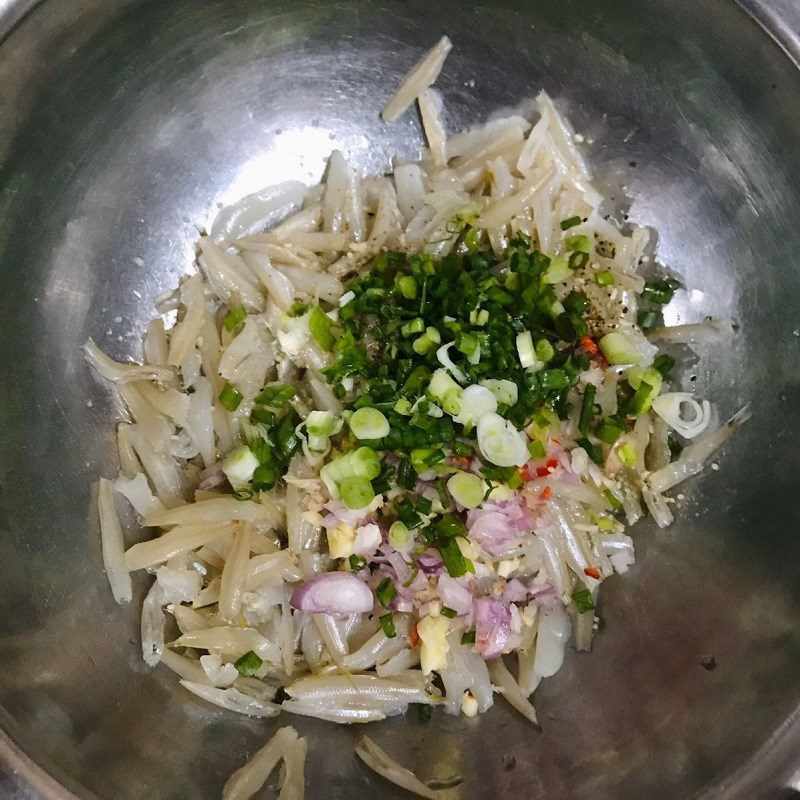 Step 2 Marinate the fish for Fried anchovies with crispy flour