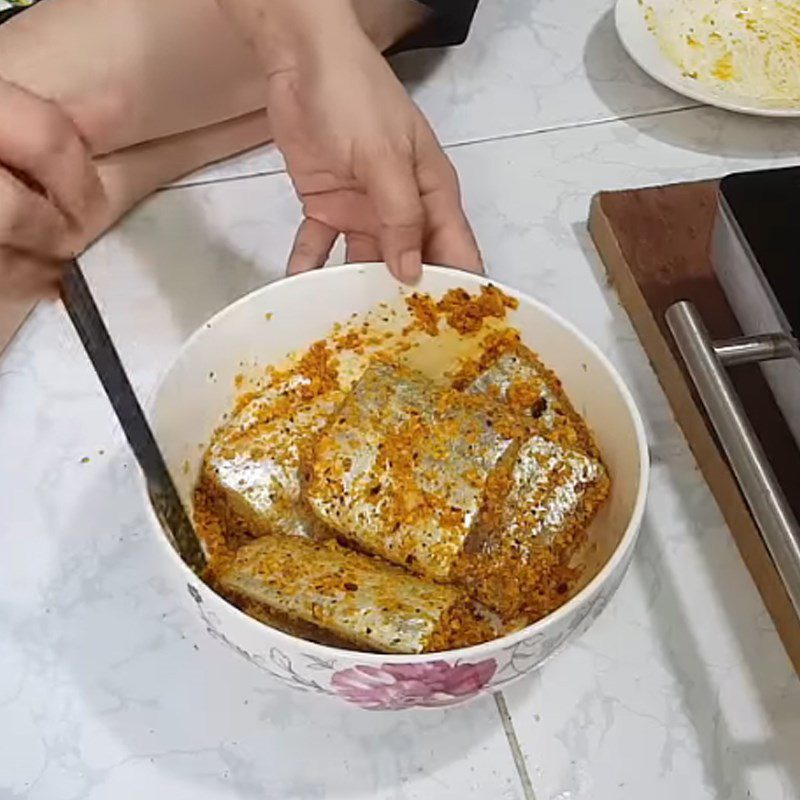 Step 2 Marinate the fish Fried fish with lemongrass and chili