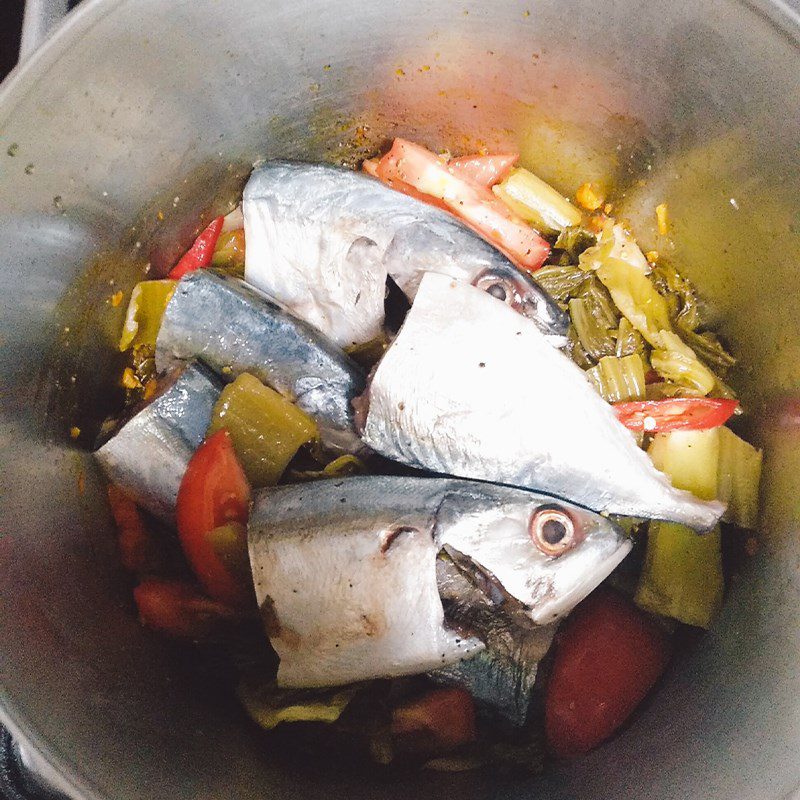 Step 2 Marinate the fish for mackerel braised with pickled vegetables