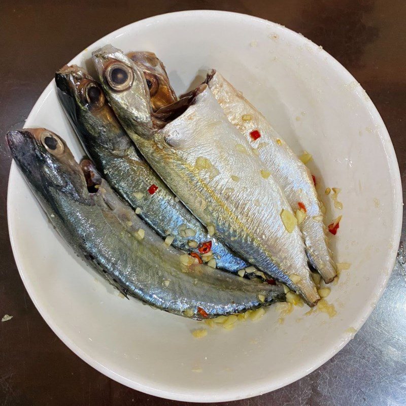 Step 2 Marinate the fish for Mackerel braised with garlic and chili