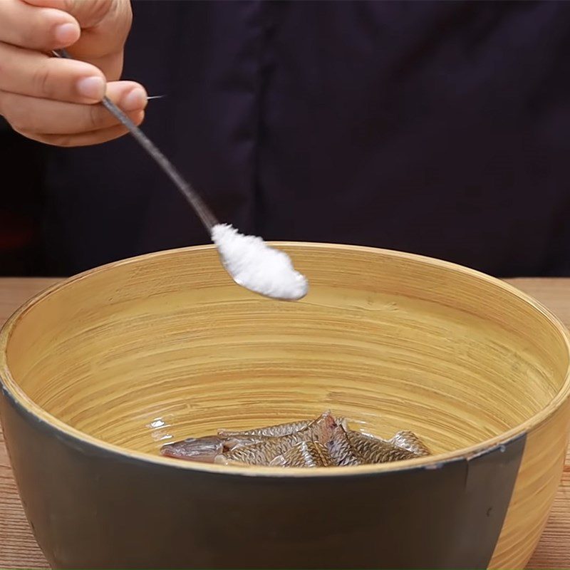 Step 2 Marinate the fish Goby fish in clay pot