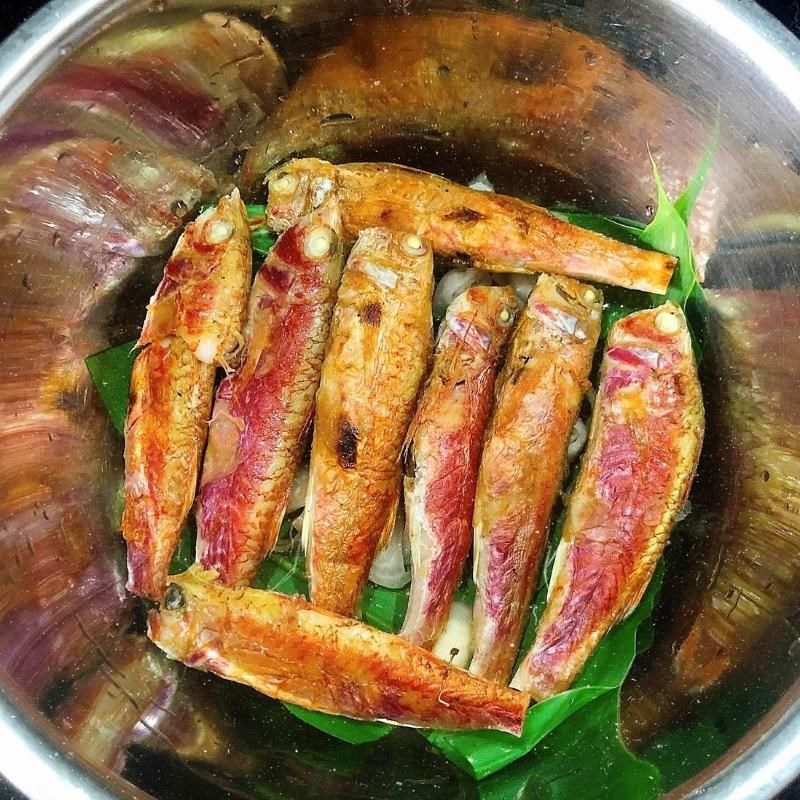 Step 2 Marinate the fish for Braised Fish with Turmeric Leaves and Brown Sugar