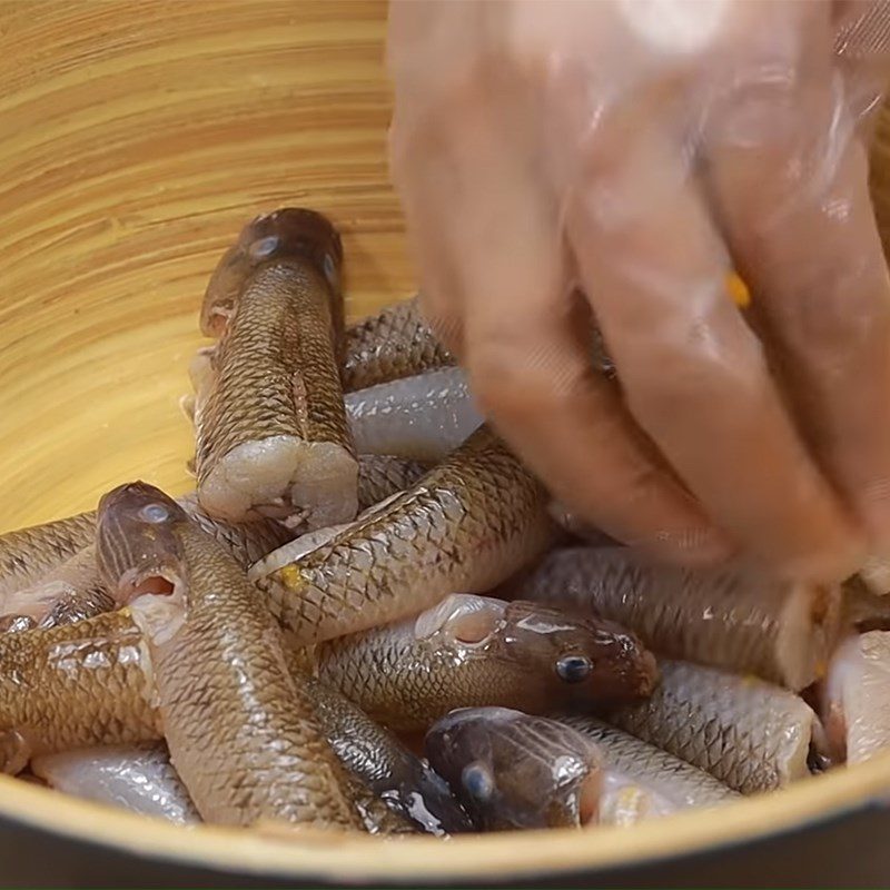 Step 2 Marinate the fish Goby fish in clay pot