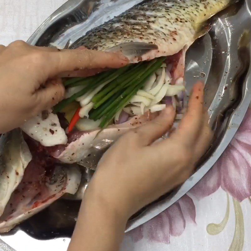 Step 3 Marinate the fish Steamed carp with soy sauce