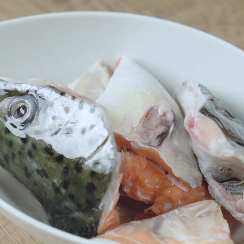 Step 3 Marinate the fish for salmon head kimchi soup