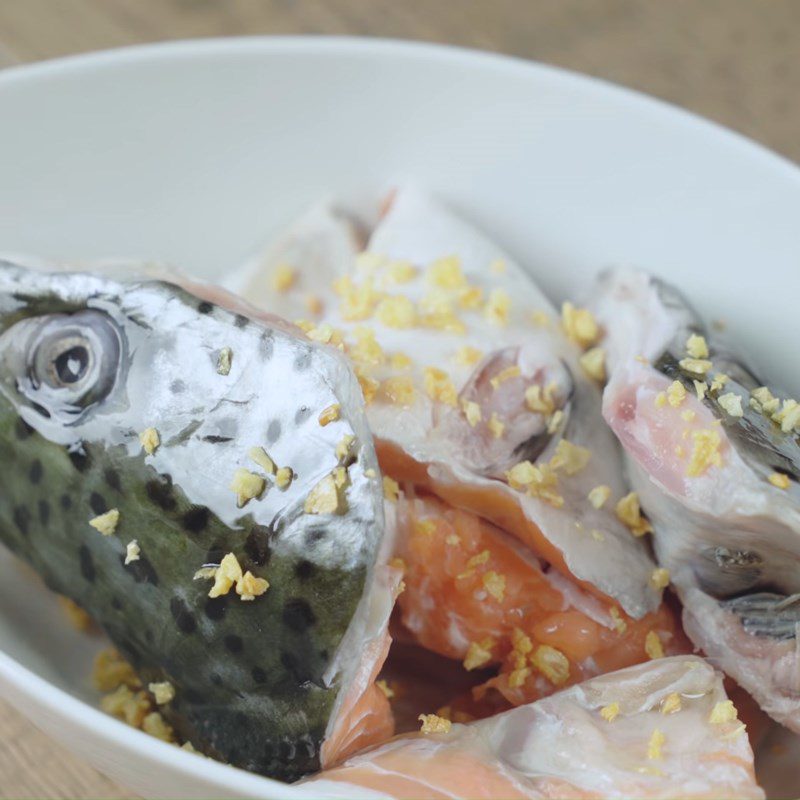 Step 3 Marinate the fish for salmon head kimchi soup