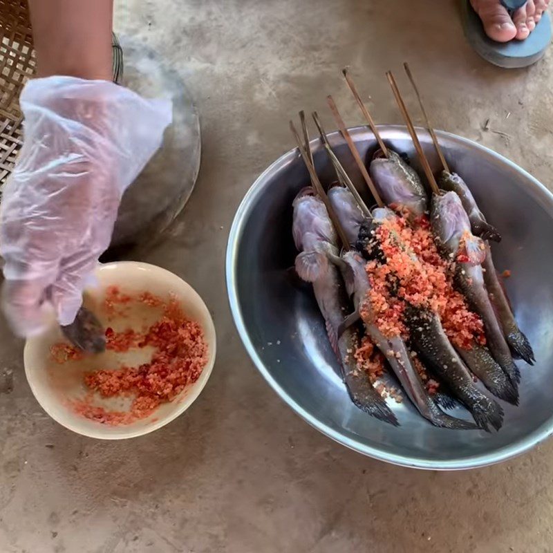 Step 2 Marinate the fish Grilled mudskipper with salt and chili