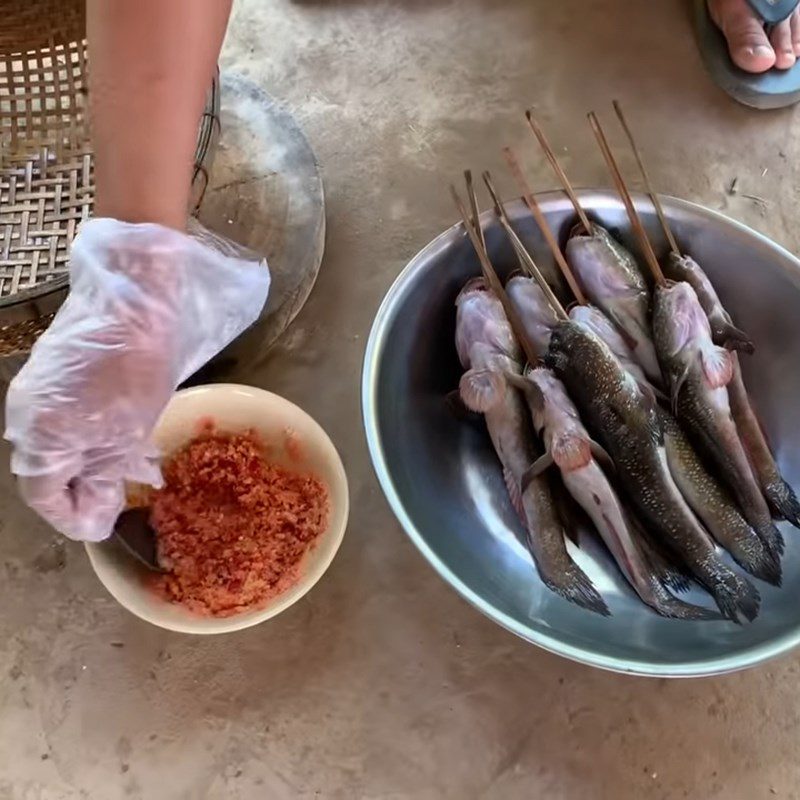 Step 2 Marinate the fish Grilled mudskipper with salt and chili