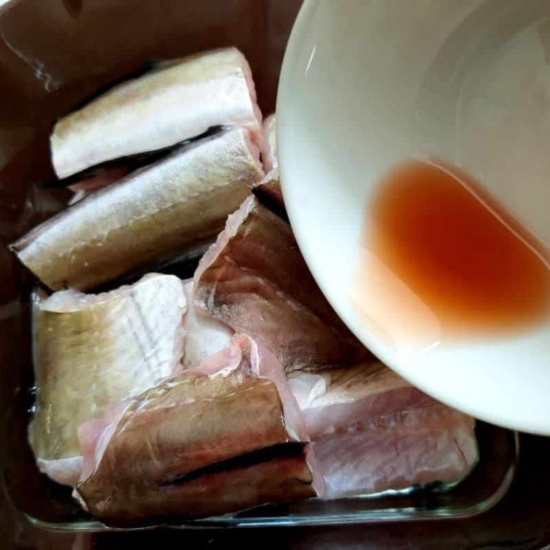 Step 2 Marinate the fish for Steamed Bitter Fish with Mugwort Leaves