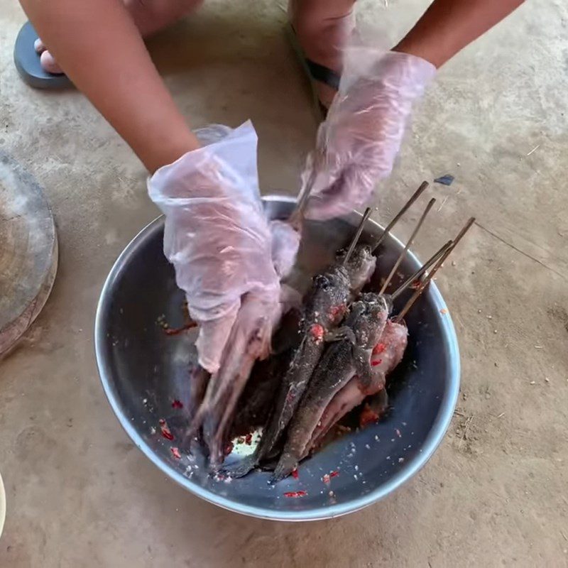 Step 2 Marinate the fish grilled with salt and chili