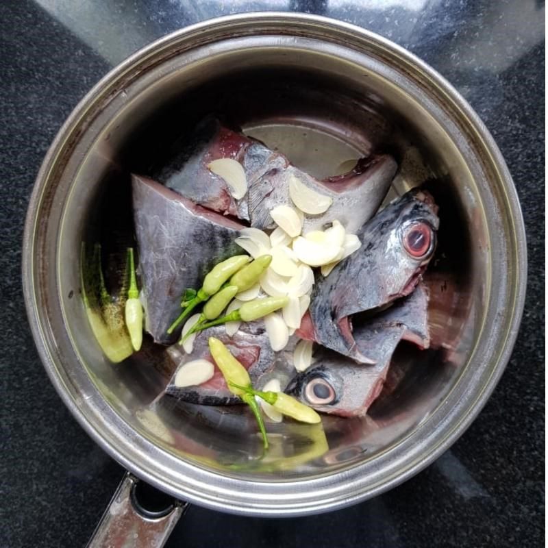 Step 2 Marinate the tuna Tuna stew with garlic and chili