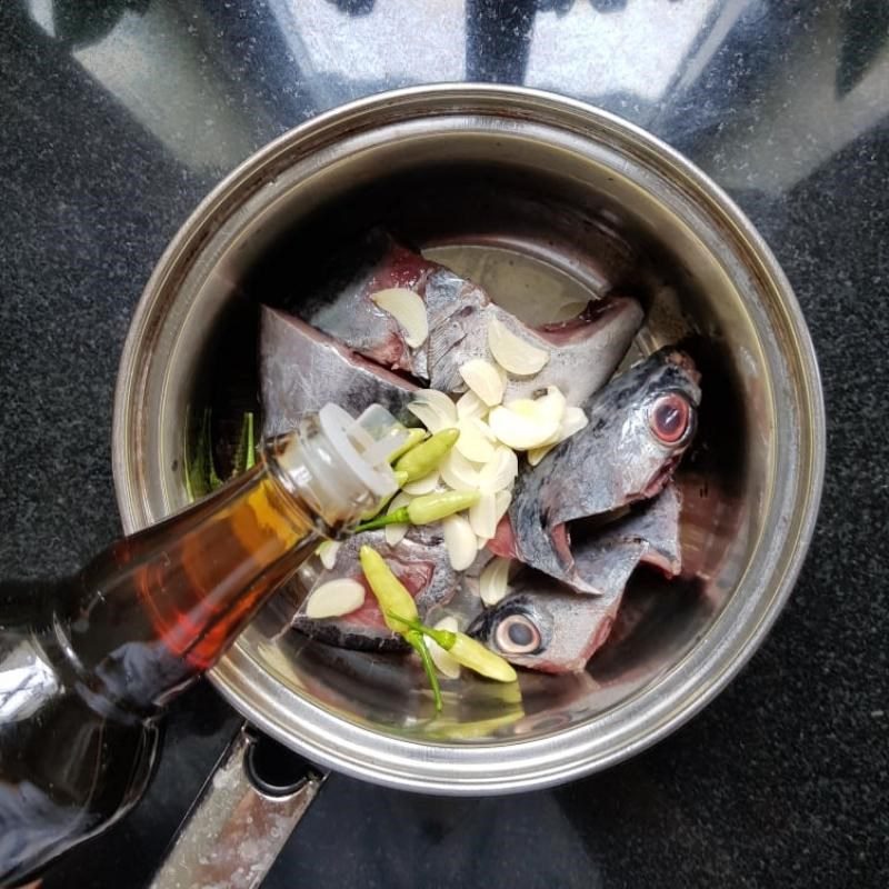 Step 2 Marinate the tuna Tuna stew with garlic and chili