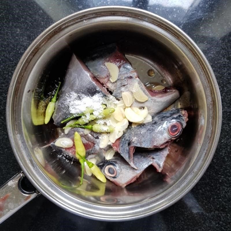 Step 2 Marinate the tuna Tuna stew with garlic and chili