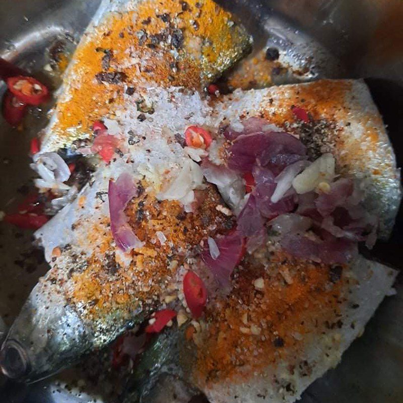 Step 2 Marinate the fish and braise Mackerel braised with garlic and chili with turmeric powder