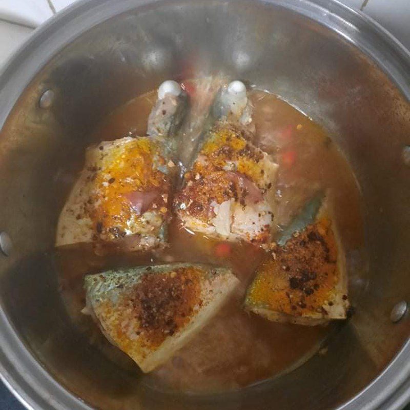 Step 2 Marinate the fish and braise Mackerel braised with garlic and chili with turmeric powder