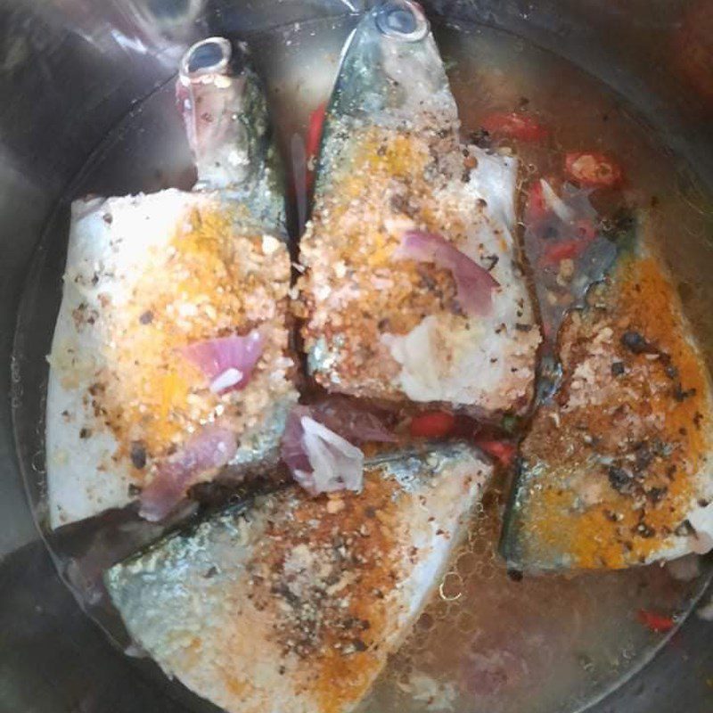 Step 2 Marinate the fish and braise Mackerel braised with garlic and chili with turmeric powder