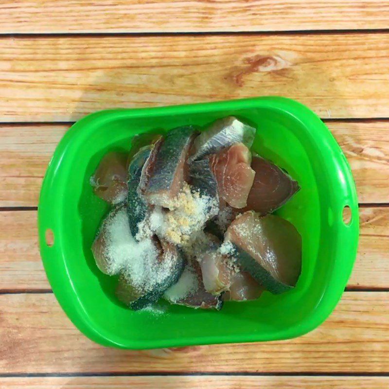 Step 3 Marinate the fish with spices Pomelo fish stewed with ginger