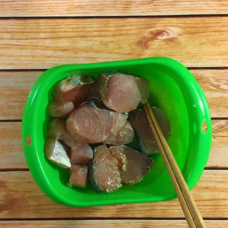 Step 3 Marinate the fish with spices Pomelo fish stewed with ginger