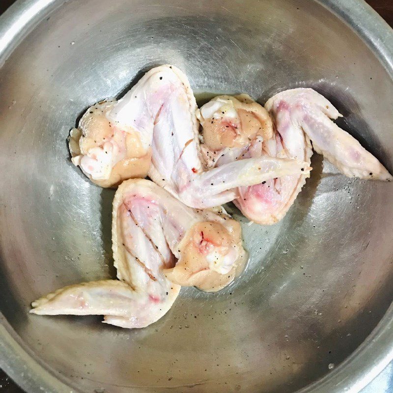 Step 2 Marinate the chicken wings Crispy fried chicken wings