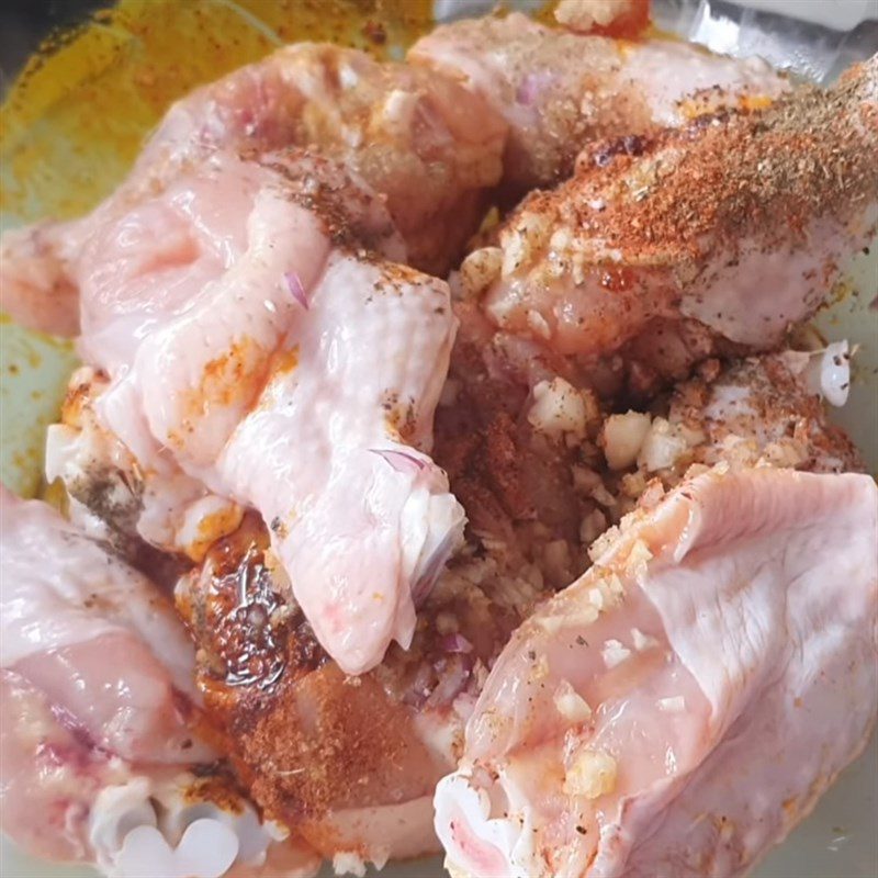 Step 2 Marinate the chicken wings Five-spice chicken wings using an air fryer