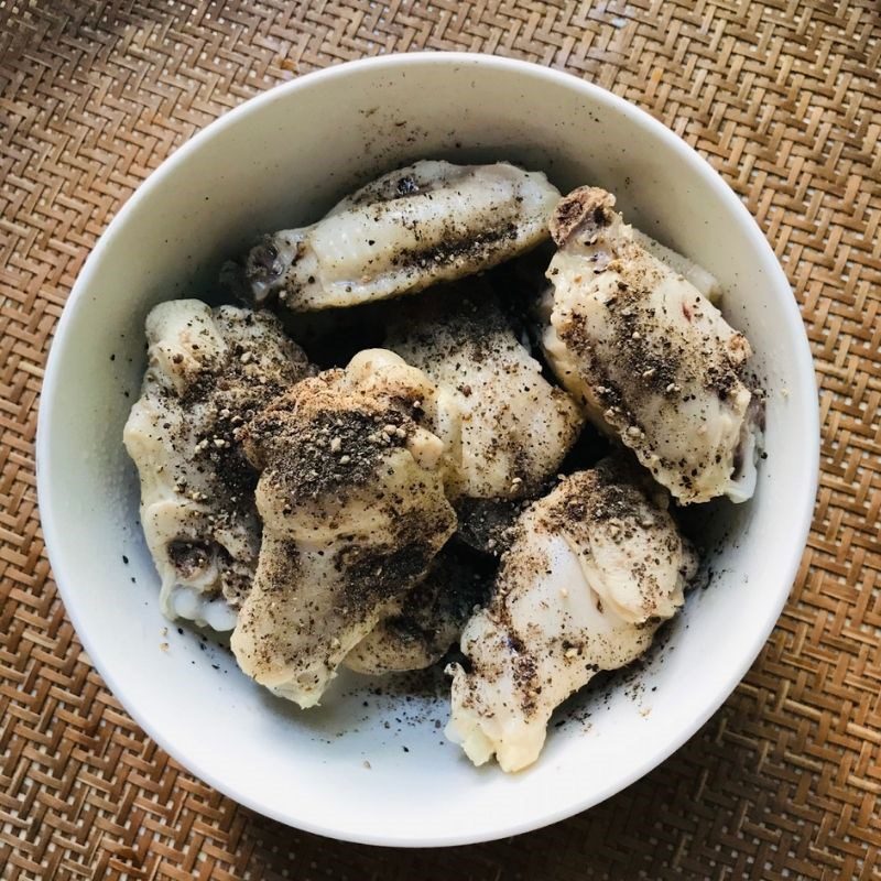 Step 3 Marinate the chicken wings Sweet and sour fried chicken wings