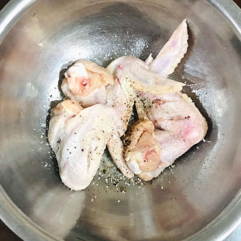 Step 2 Marinate the chicken wings Crispy fried chicken wings