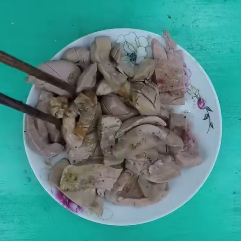 Step 2 Marinate the kidney Stir-fried pig's kidney with onions