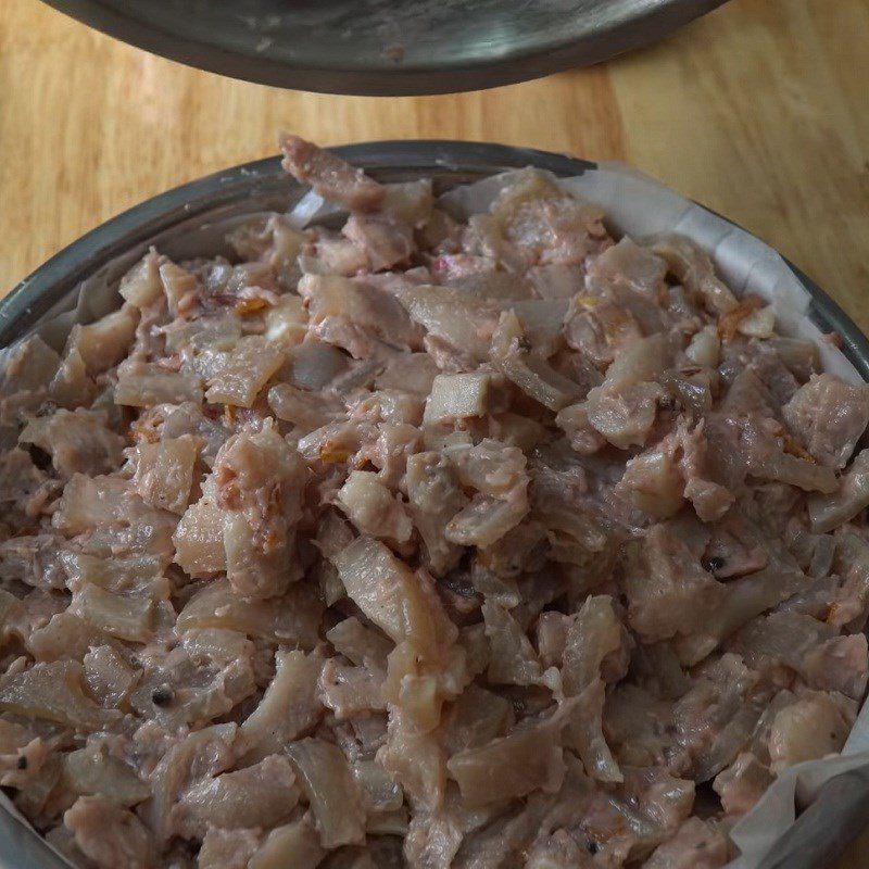 Step 3 Marinate the sausage Pork ear sausage