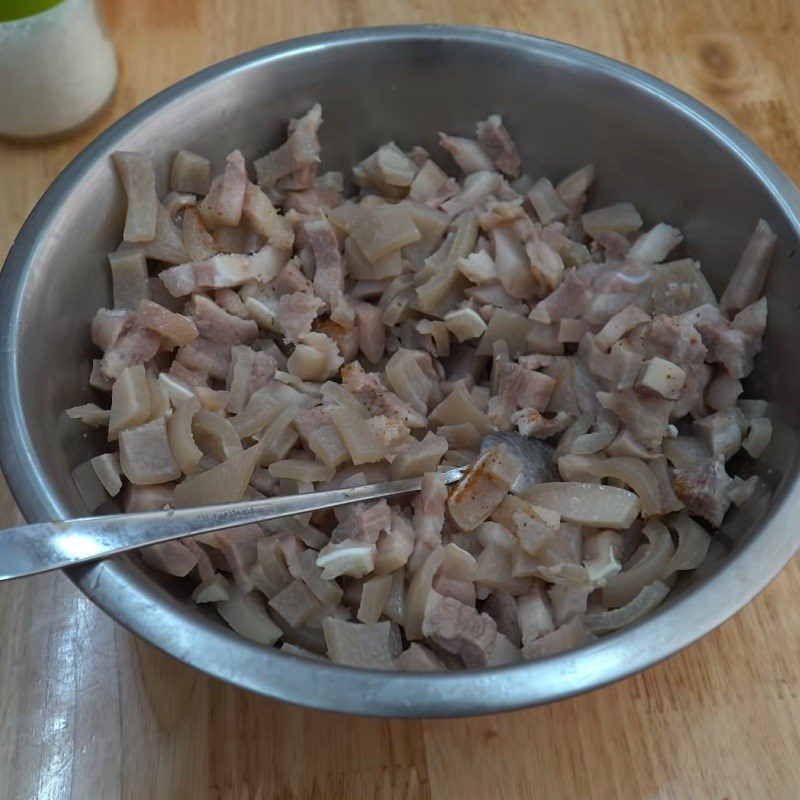 Step 3 Marinate the sausage Pork ear sausage