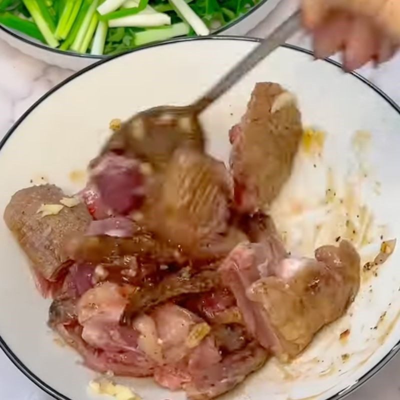 Step 4 Marinate the pigeon Pigeon stir-fried with eggplant