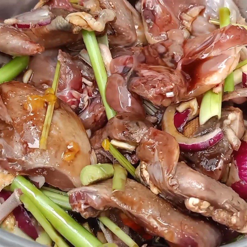 Step 3 Marinate the quail Quail stir-fried